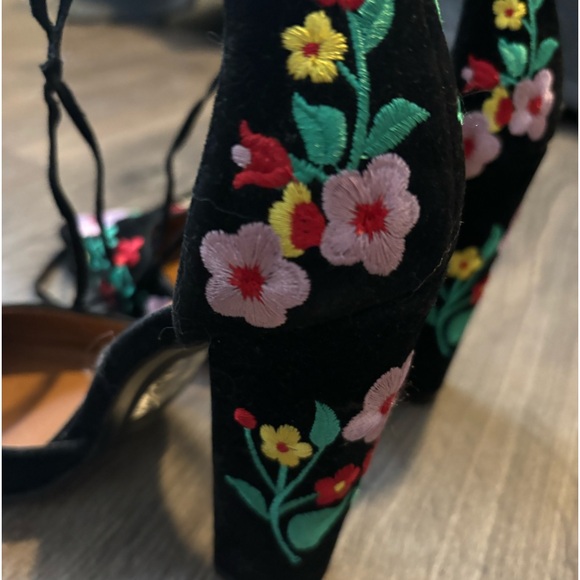 Floral Heels - Picture 2 of 4